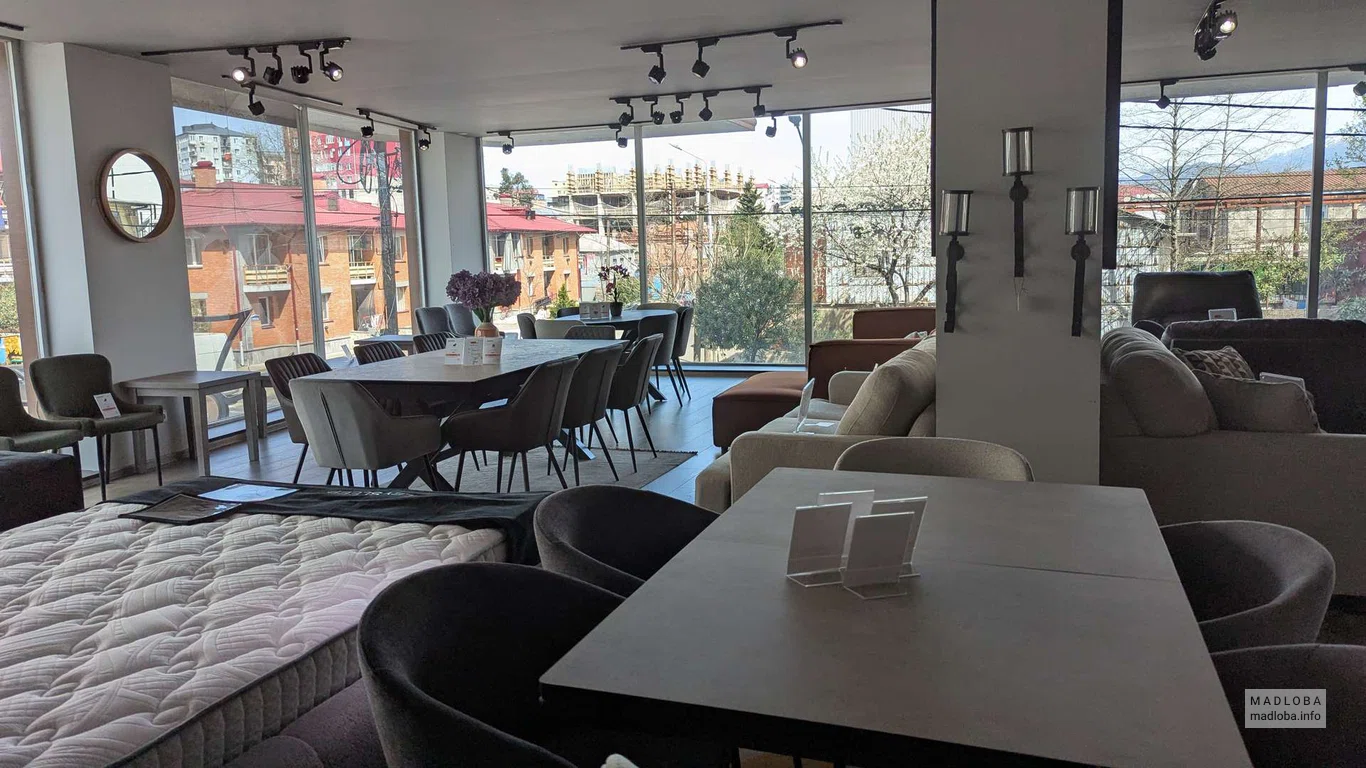 Выставочные экспонаты в магазине мебели Ashley в Батуми