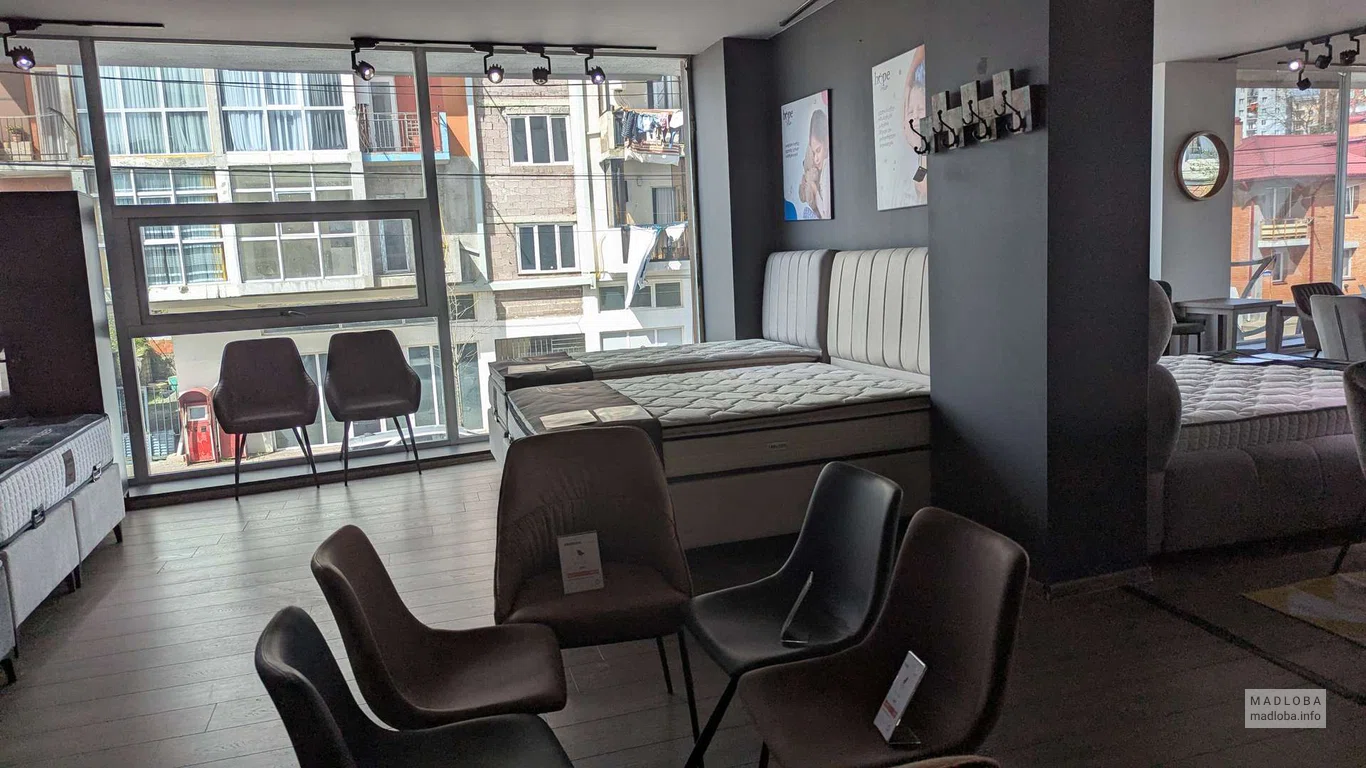 Выставочные экспонаты в магазине мебели Ashley в Батуми