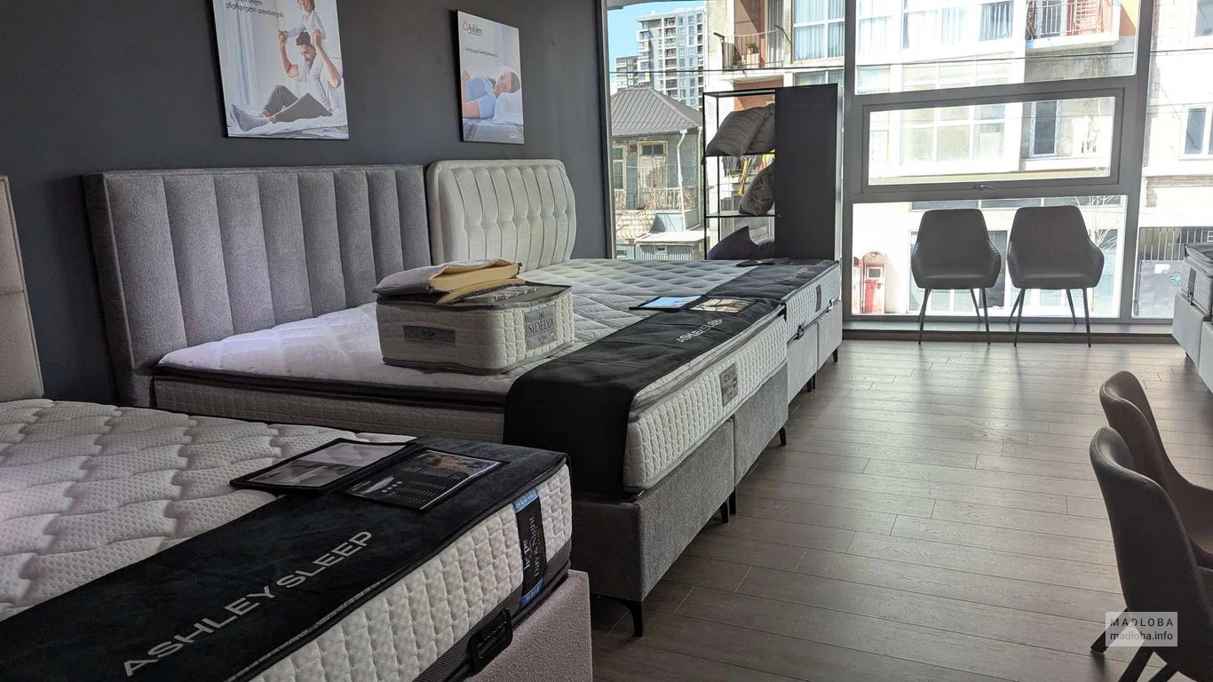 Кровати в магазине мебели Ashley в Батуми