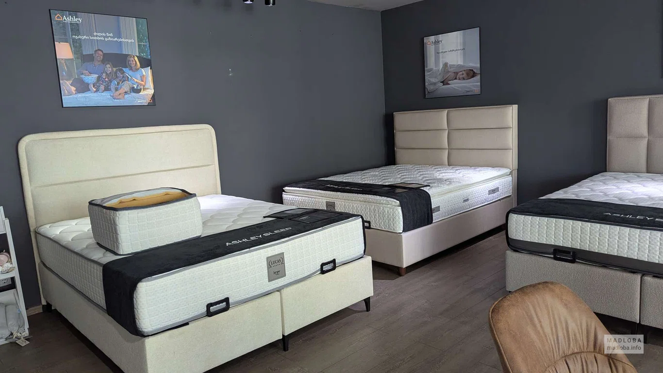 Кровати в магазине мебели Ashley в Батуми