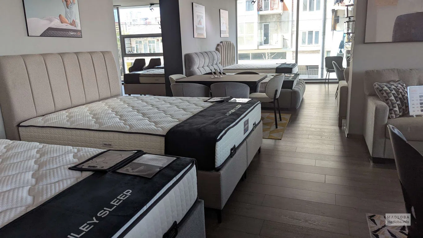 Двуспальные кровати в магазине мебели Ashley в Батуми