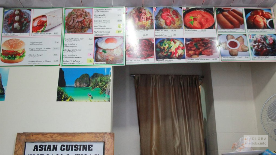 Картины с блюдами на стенах в Asian Cuisine