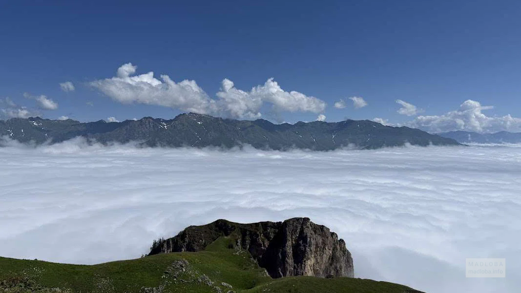 Плато Ахи — высокая альпийская простота среди туманных хребтов