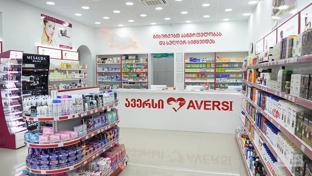 Стеллажи с медицинскими препаратами в аптеке Аверси-Фарма