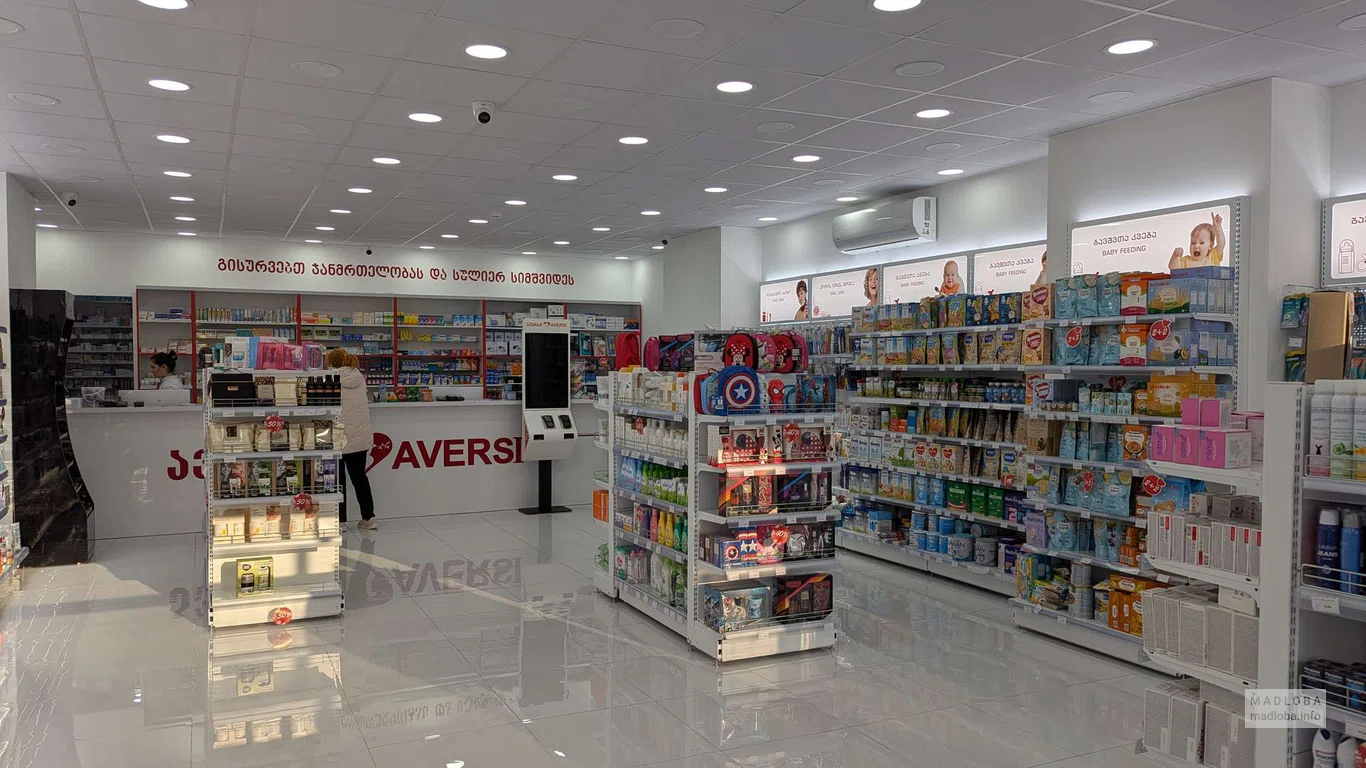 полки с товаром в аптеке Aversi в Батуми на улице Грибоедова 43