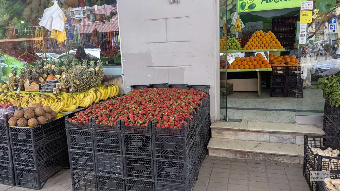 Клубника и фрукты в магазине Avocado