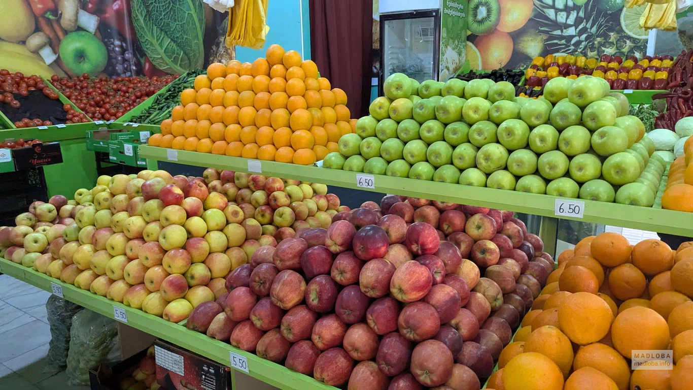 Яблоки и апельсины в магазине Avocado