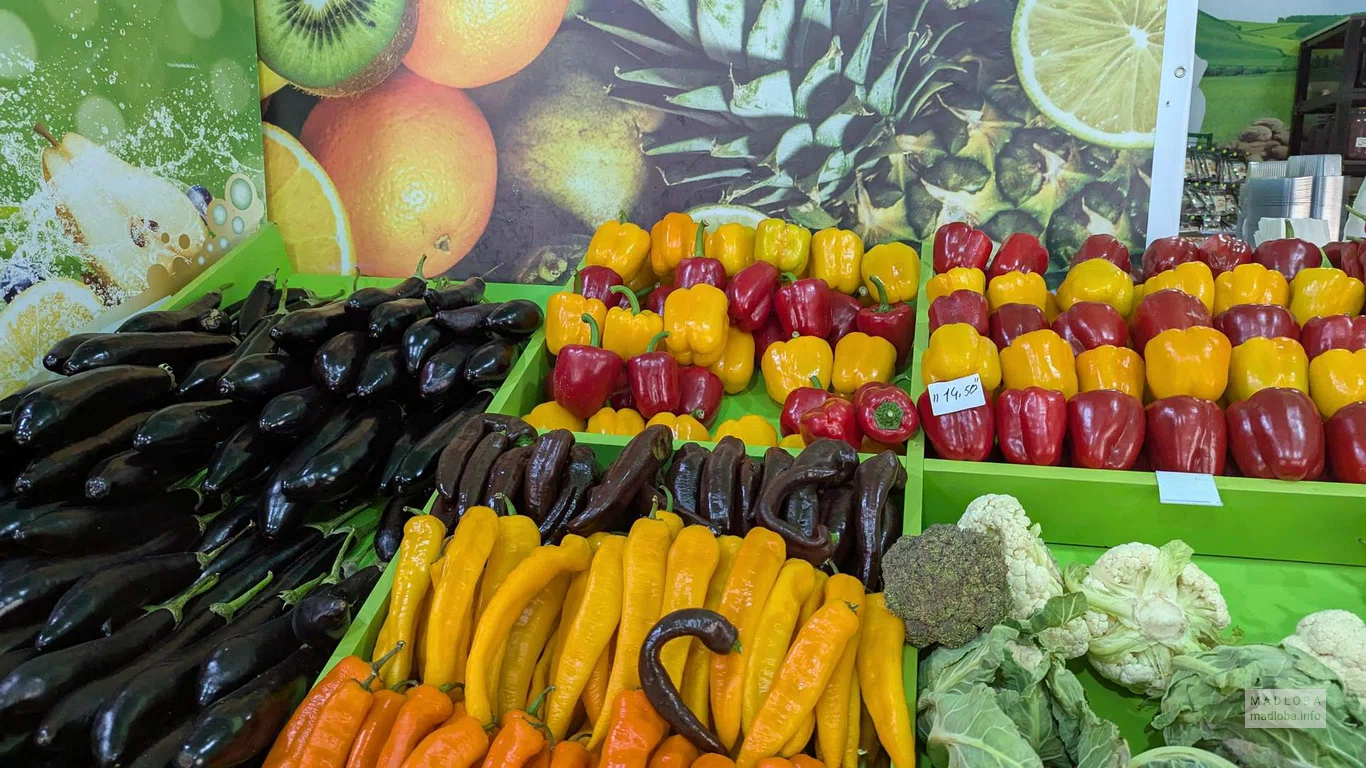 Баклажаны, перцы и цветная капуста в магазине Avocado