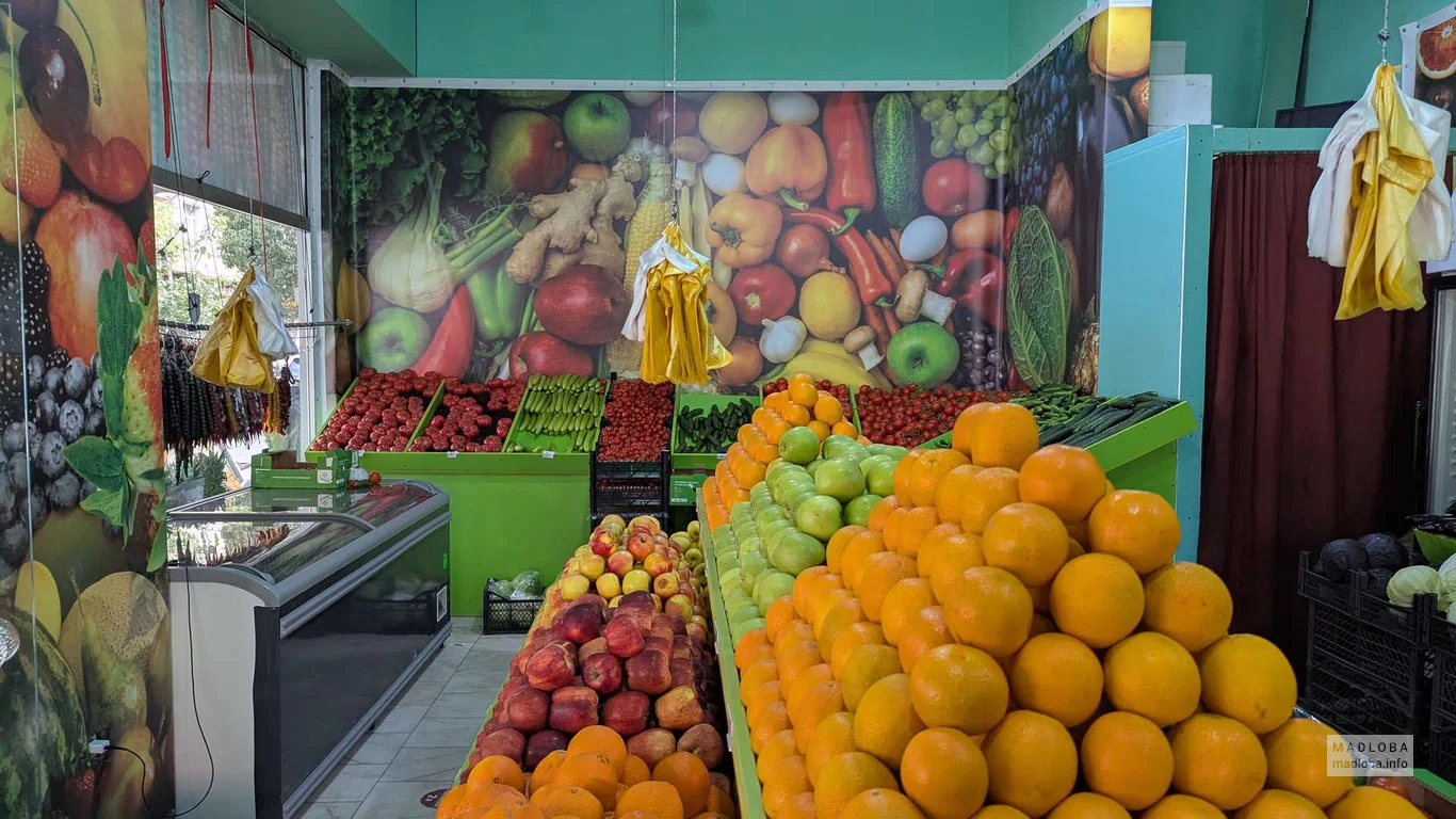 Фрукты и овощи в магазине Avocado