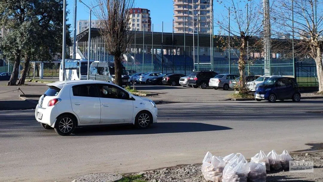 Автомобильная парковка возле стадиона для регби