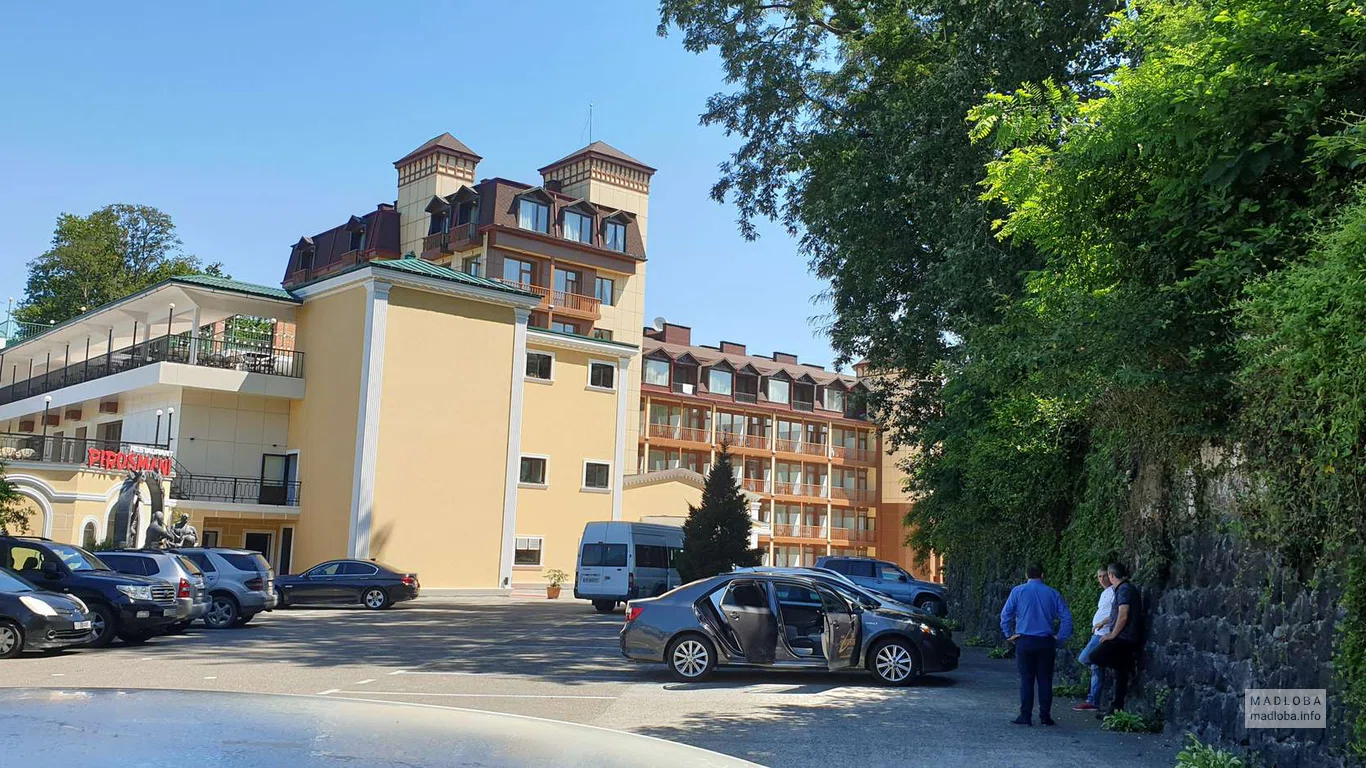Автомобильная парковка возле отеля "Sputnik"