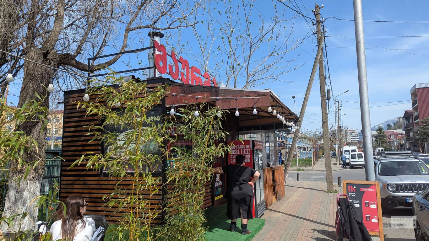 Ларек с уличной едой "Barbecue Shawarma" на улице Ладо Асатиани 26а