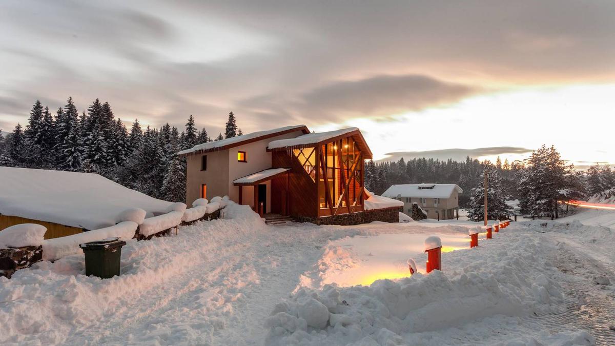 Деревянная гостиница под снегом