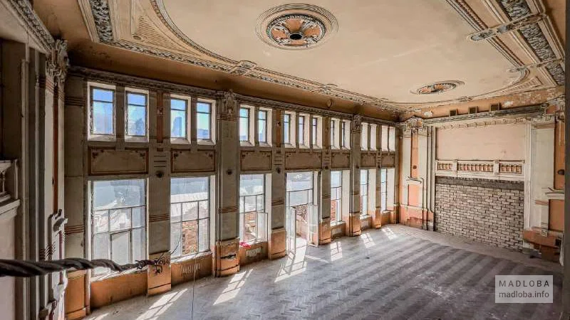 An abandoned ballroom in the heart of Chugureti