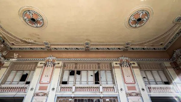 Высокие потолки, лепнина, арочные окна и остатки декоративных элементов