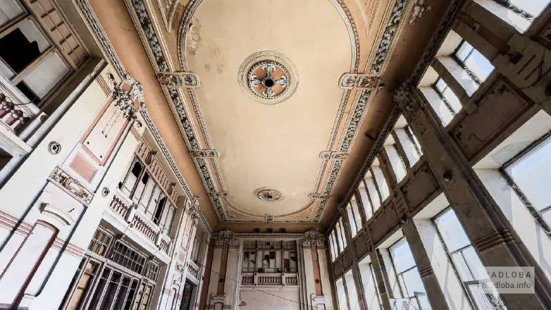 მიტოვებული საბანკეტო დარბაზი ჩუღურეთის გულში