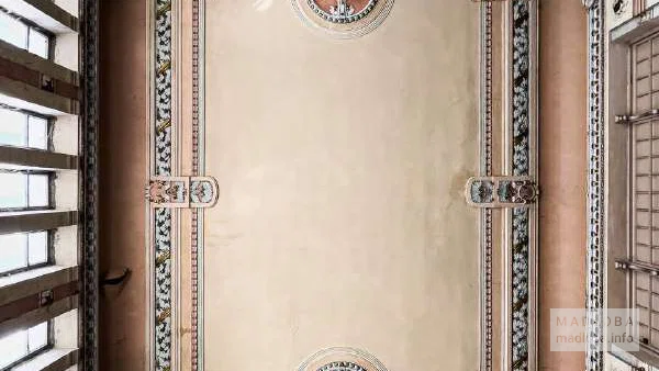 Красивый потолок с лепниной в бальном зале