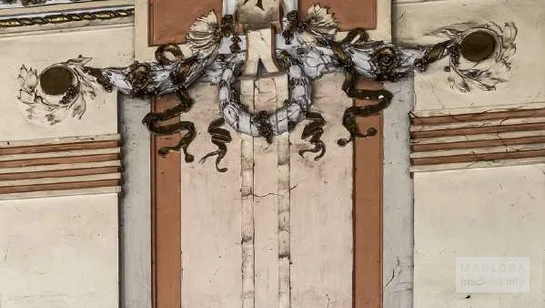 Лепнина на стенах бального зала