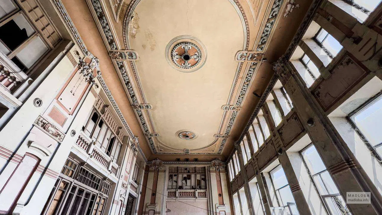 Заброшенный бальный зал XIX века в Чугурети - танцы исчезли, а лепнина осталась