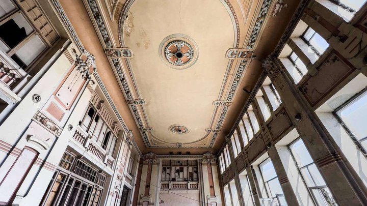 Бальный зал в районе Чугурети