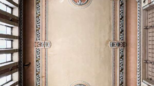 Бальный зал в районе Чугурети