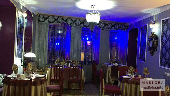 Столы для гостей в баре и ресторане Ла-Ла-Лэнд в Тбилиси