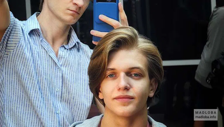 Barber Dima a haircut