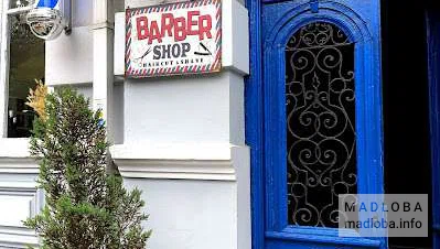 Clippers Barbershop Батуми вход с улицы, синяя дверь и вывеска