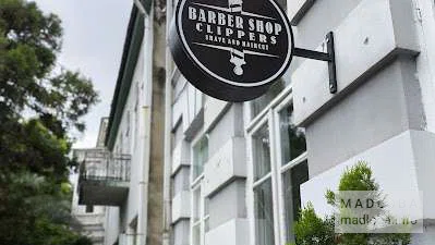 Clippers Barbershop Батуми вывеска на фасаде здания