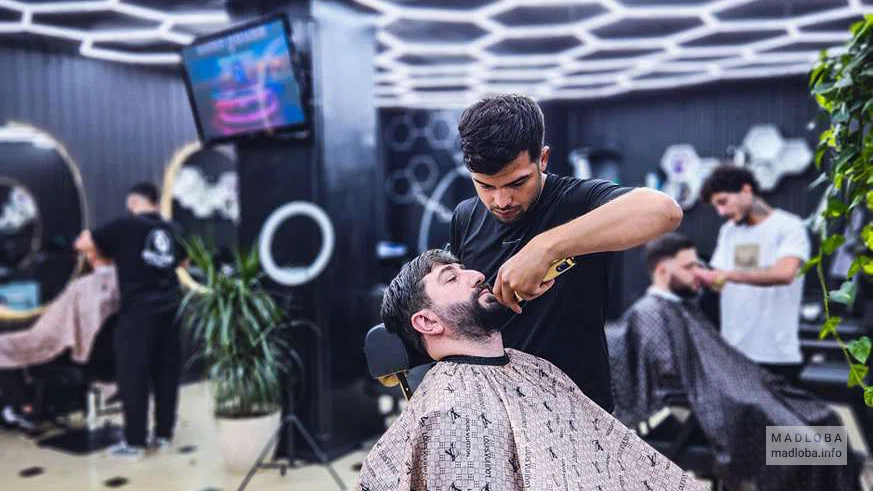 Барбершоп Gentleman зал с клиентами