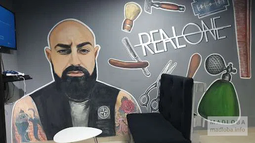 Стена с рисунком в "Barbershop Real One"