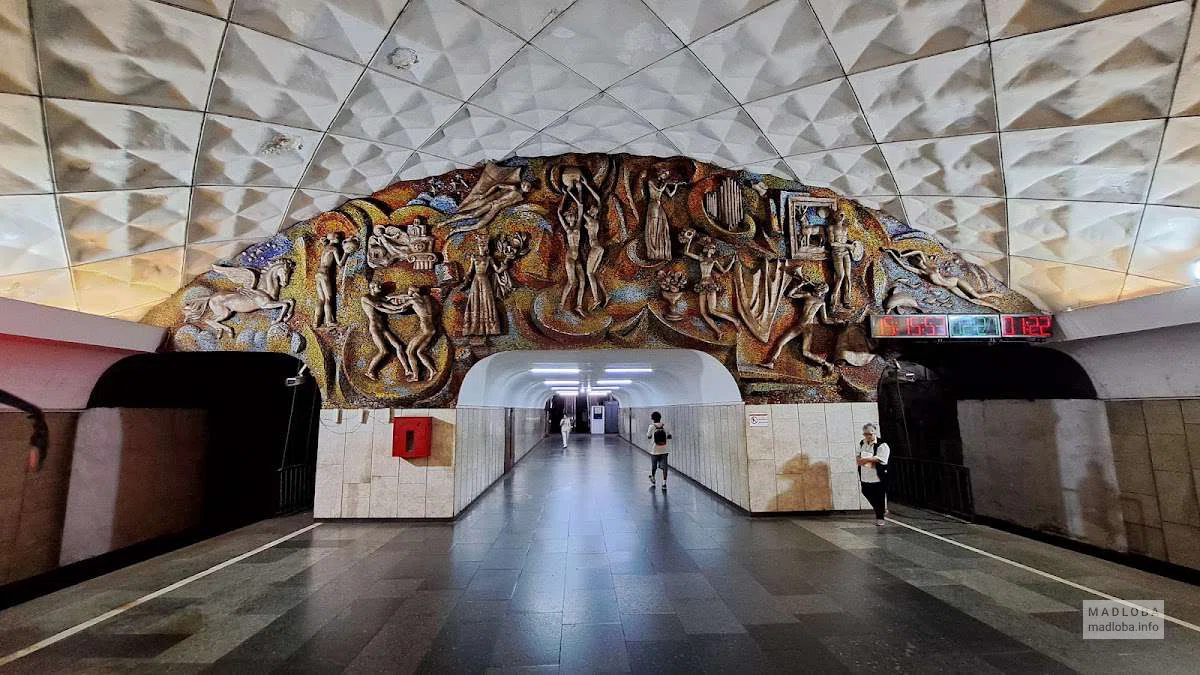 Барельеф на станции «Технический университет» — мозаики об учёбе, спорте и времени