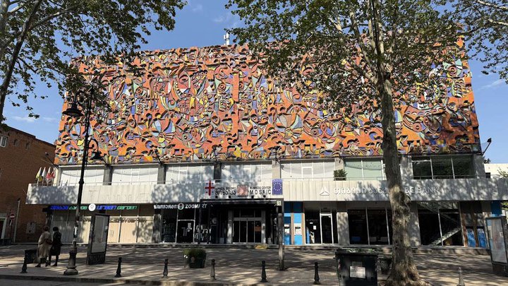 Барельеф с мозаикой на Доме политпросвещения