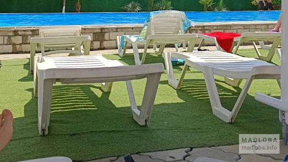 Бассейн под открытым небом возле озера "Pool on White Lake" в Тбилиси