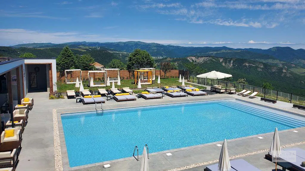 Бассейн под открытым небом "Orbeti Pool Club" в Тбилиси