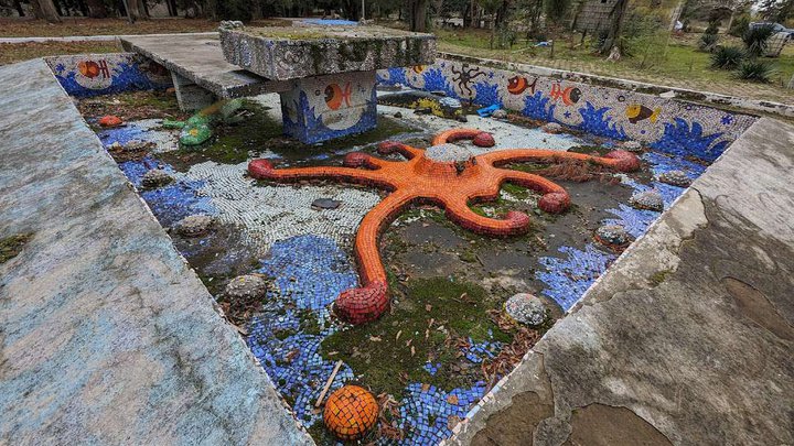 Бассейн советской эпохи с мозаичными животными