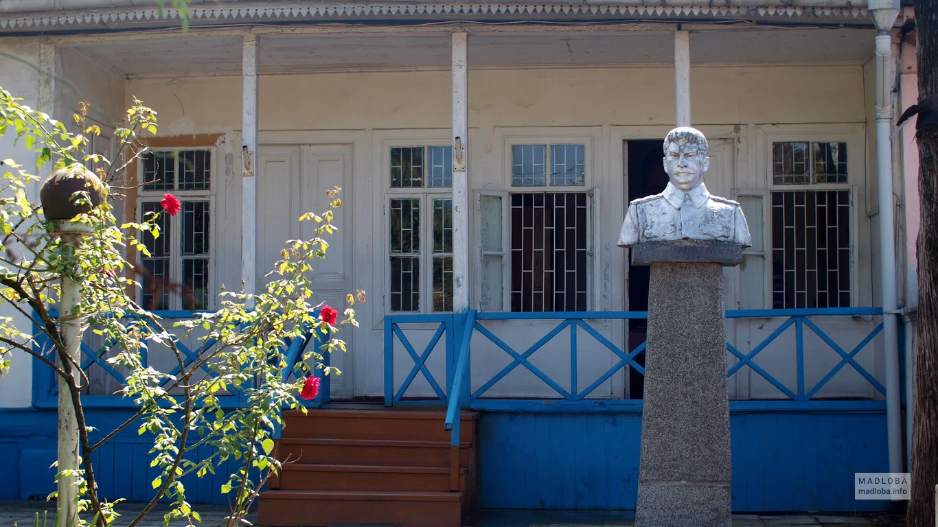Монумент Сталина у Батумского музея