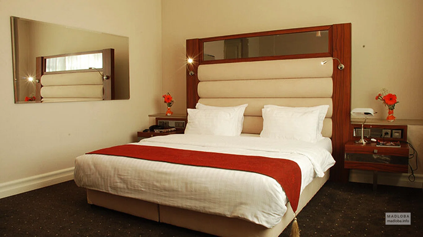 Двухспальная кровать в отеле