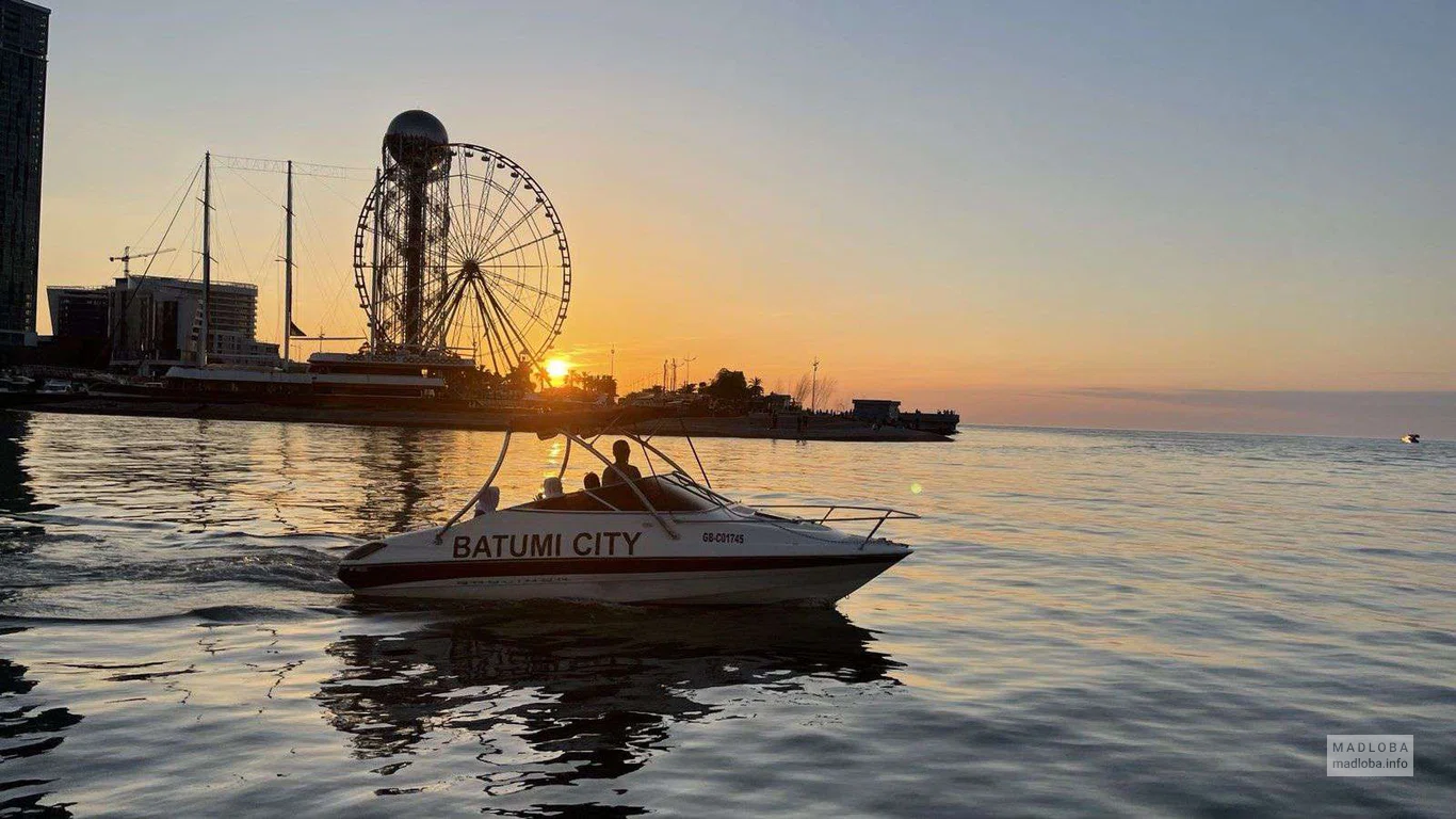 катер Batumi City на закате