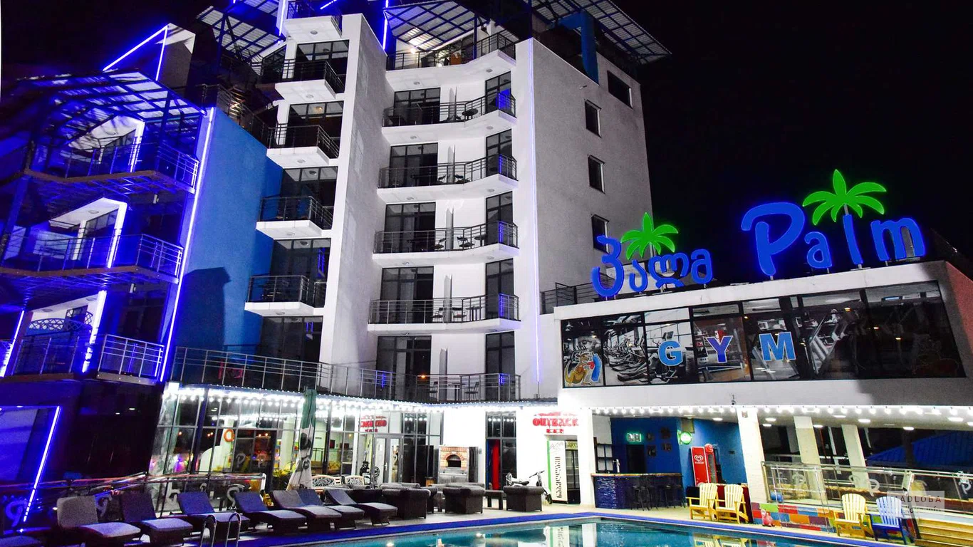 Отель 4 звезды "Batumi Palm Hotel" в ночное время