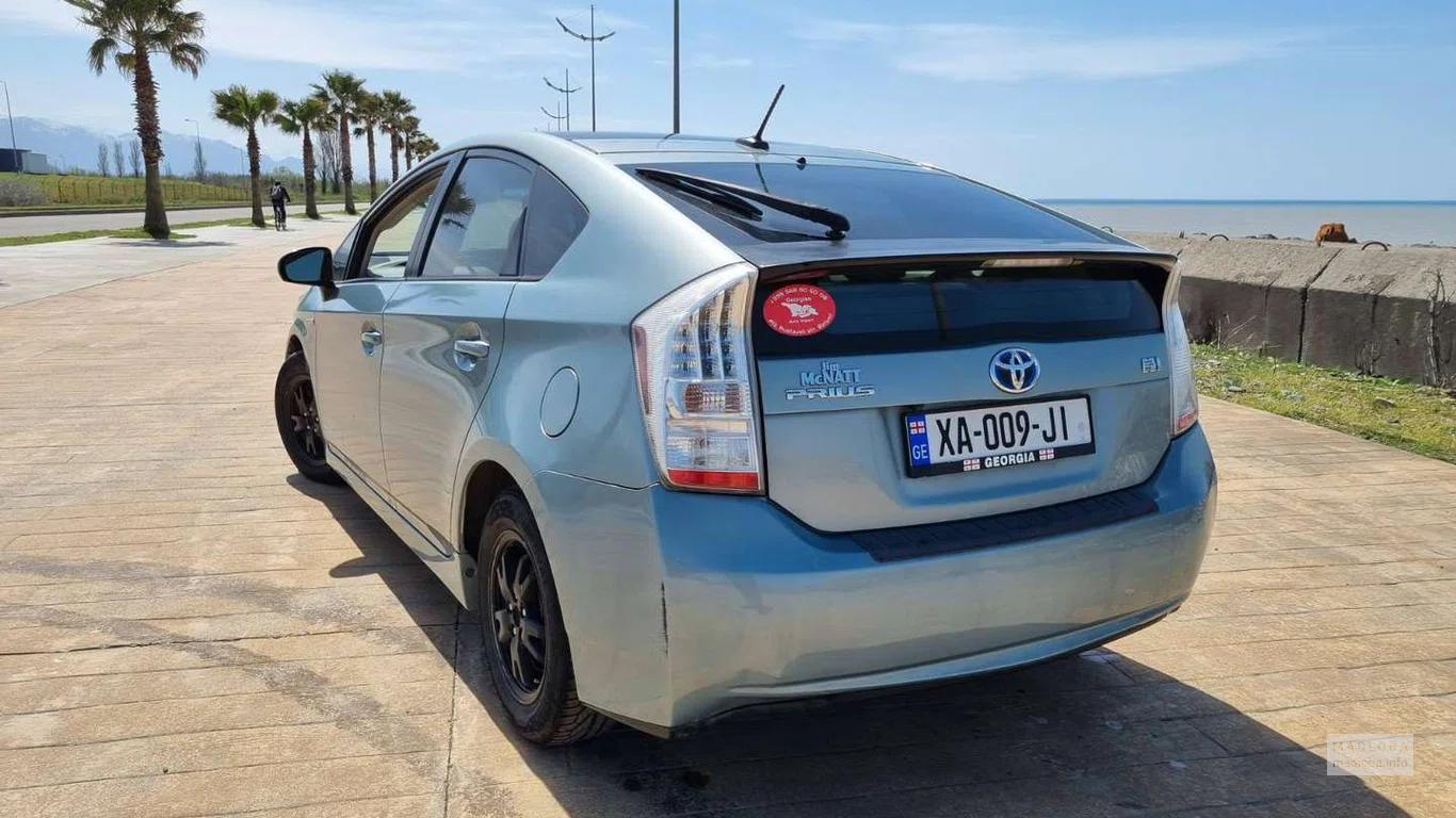 машина Toyota Prius напрокат Batumicars Ge