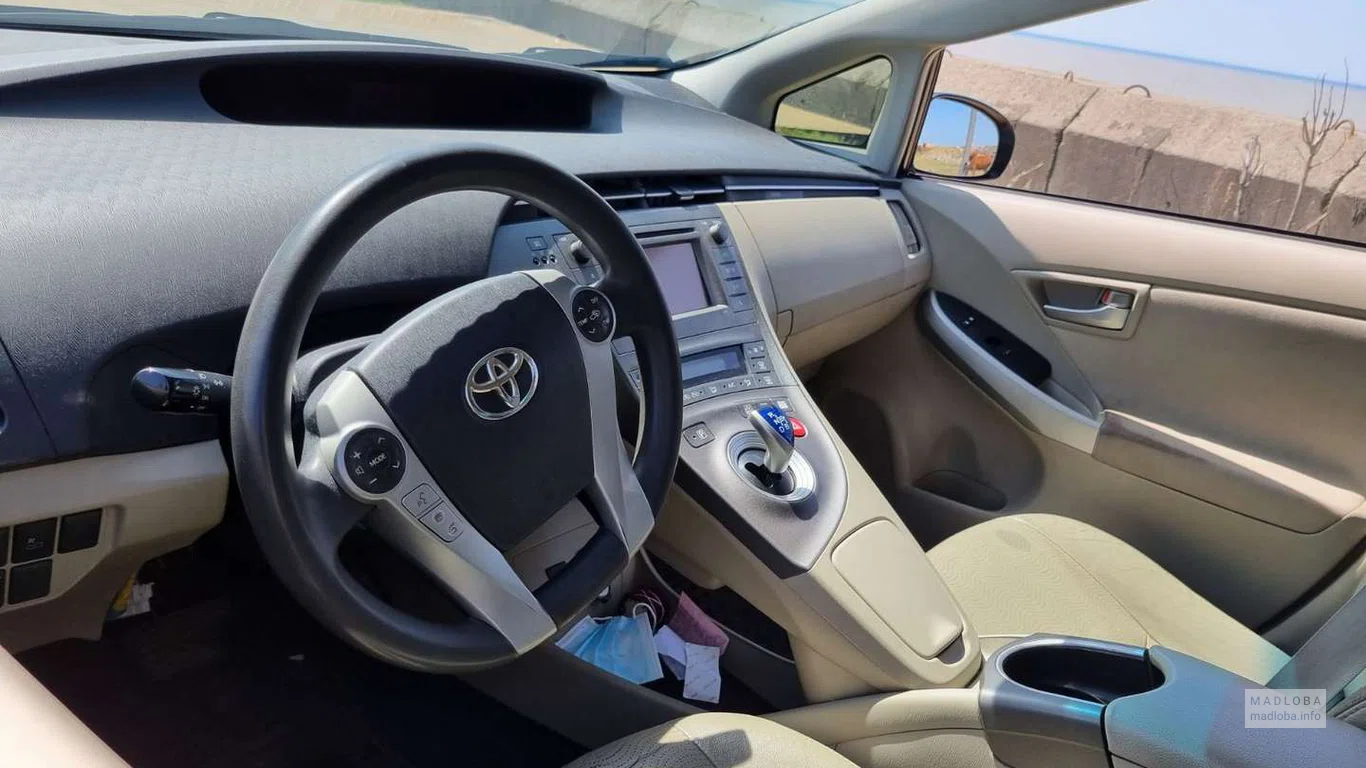 Toyota Prius напрокат в Batumicars Ge