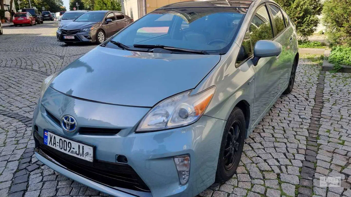 машина Toyota Prius напрокат Batumicars Ge в Батуми