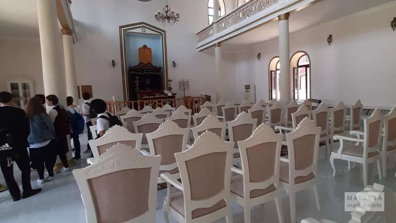 Батумская синагога места для посетителей