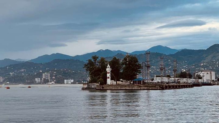Батумский маяк в порту
