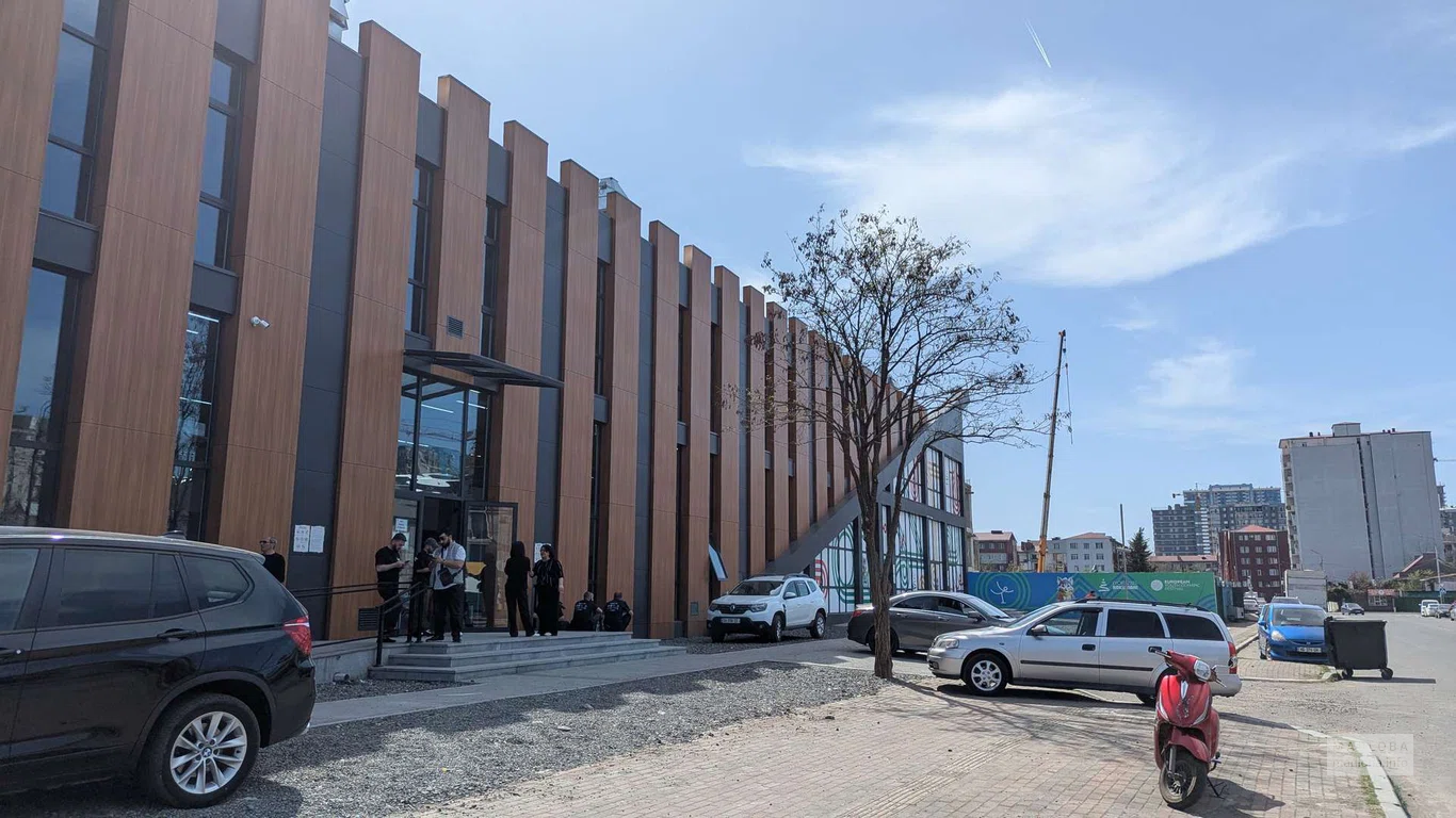 Батумский Дворец Спорта (возле Ледового Дворца)