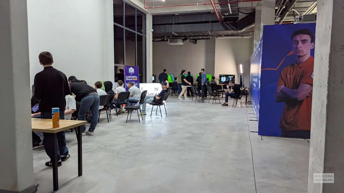 Батумский Дворец Спорта (возле Ледового Дворца)