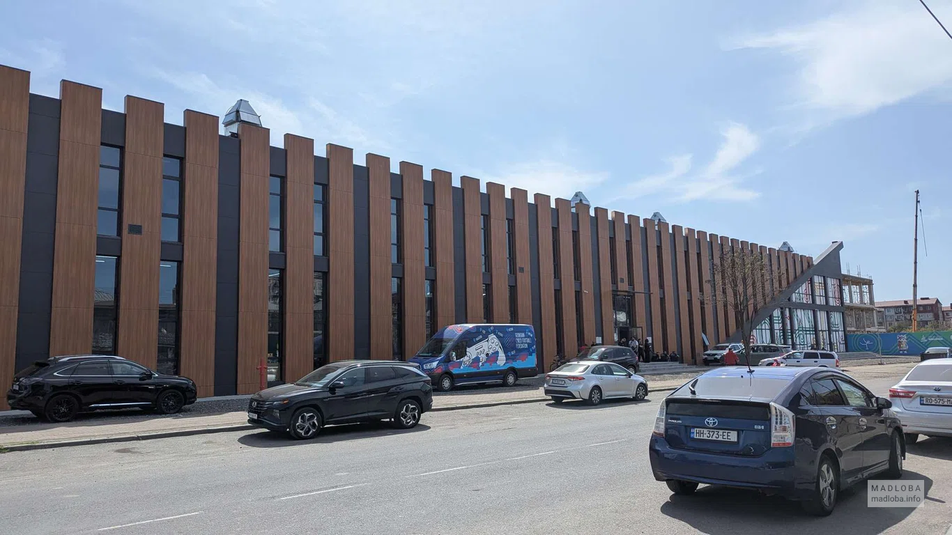 Батумский Дворец Спорта (возле Ледового Дворца)