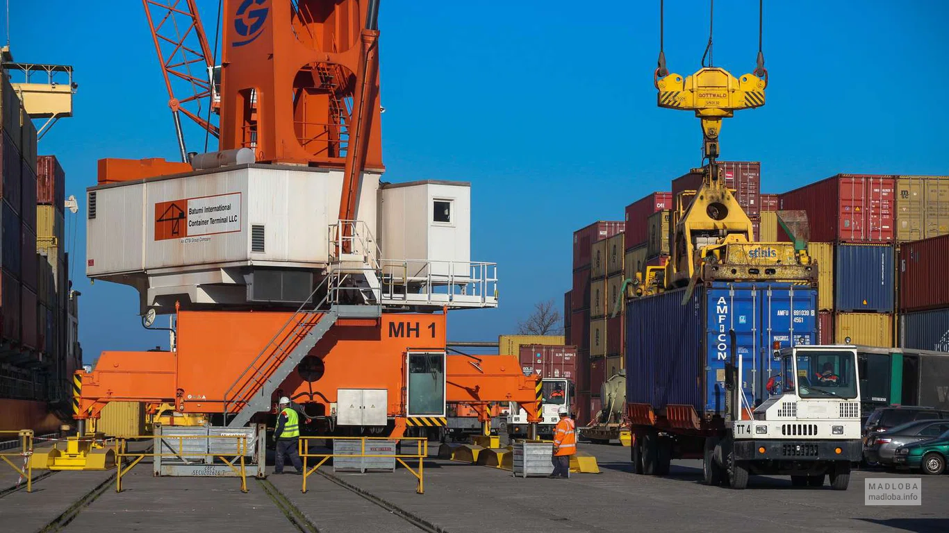 Погрузка контейнеров в Батумском международном контейнерном терминале