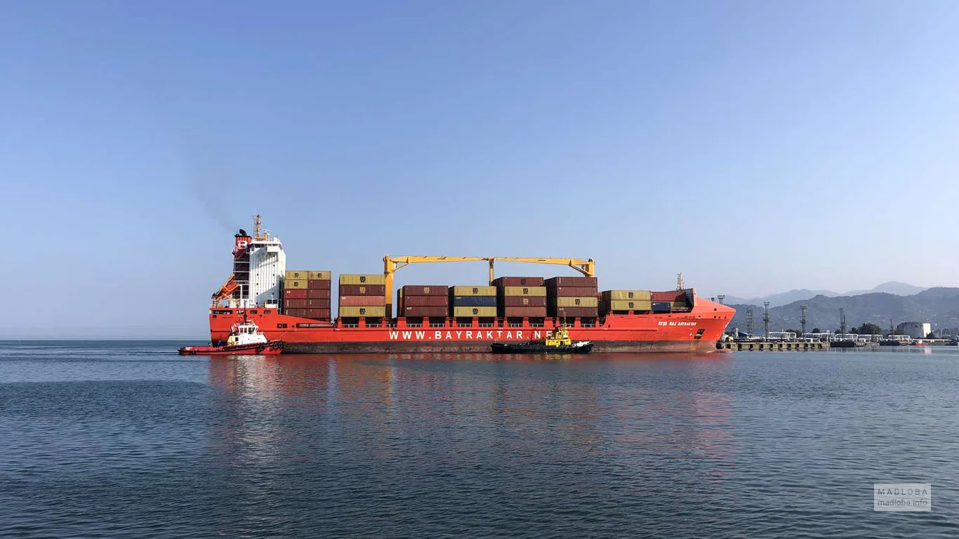 Загруженное судно отходит от Батумского международного контейнерного терминала